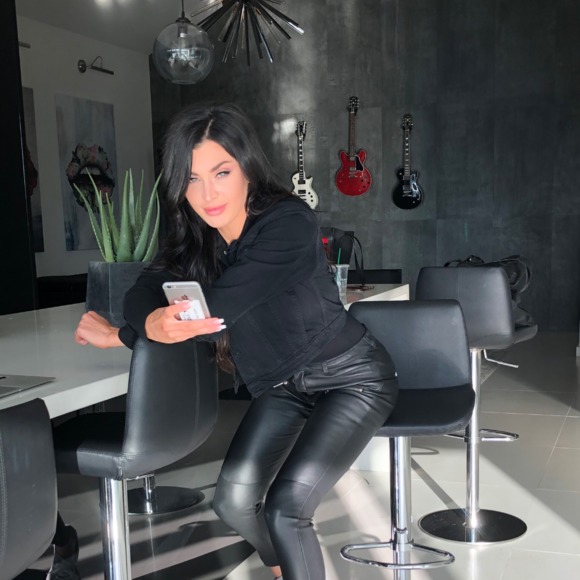 Meet your Posher, Danielle - Picture 1 of 1